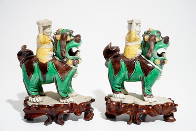 Une paire de porte-encens en biscuit famille verte, Chine, Kangxi