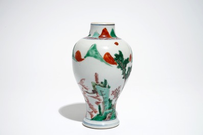 A Chinese famille verte vase and a pair of plates, Kangxi