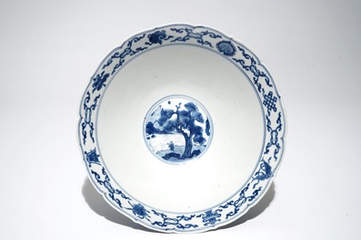 Un bol de forme conique en porcelaine de Chine bleu et blanc, marq et &eacute;poque de Kangxi
