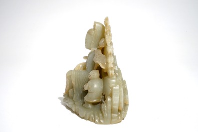 Un groupe en jade c&eacute;ladon sculpt&eacute; figurant une Guanyin avec un gar&ccedil;on, 19/20&egrave;me