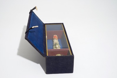 Un groupe en ivoire polychrome d'un cricket sur un chou, d&eacute;but du 20&egrave;me