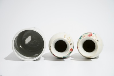 A Chinese famille rose rooster dish, a pair of vases and a qianjiang cai hat stand, 19/20th C.