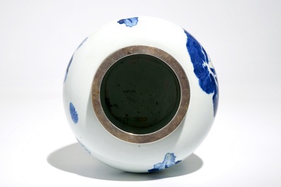 Un vase en porcelaine de Chine bleu, blanc et rouge de fer &agrave; d&eacute;cor de chevaux, Kangxi