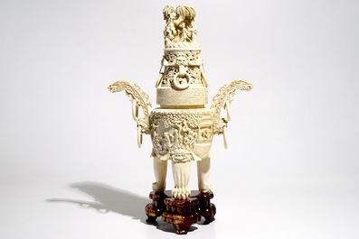 Un grand br&ucirc;le parfum en ivoire sculpt&eacute; sur socle en bois, Chine, d&eacute;but du 20&egrave;me