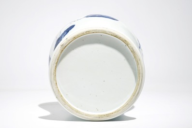 Un vase en porcelaine de Chine bleu, blanc et rouge de fer &agrave; d&eacute;cor de chevaux, Kangxi