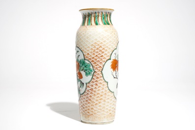 Een Chinese wucai rouleau vaas met florale medaillons, Transitie periode