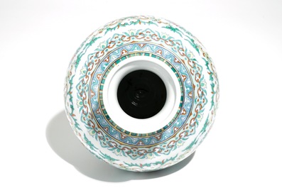 Un vase en porcelaine de Chine doucai, marque de Qianlong, 20&egrave;me
