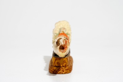 Un groupe en ivoire polychrome d'un cricket sur un chou, d&eacute;but du 20&egrave;me