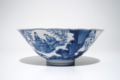 Un bol de forme conique en porcelaine de Chine bleu et blanc, marq et &eacute;poque de Kangxi