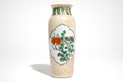 Een Chinese wucai rouleau vaas met florale medaillons, Transitie periode