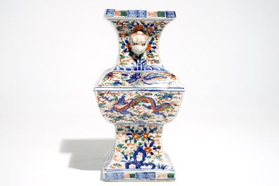Un vase de forme gu en porcelaine de Chine wucai, 19/20&egrave;me