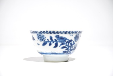 Une tasse et soucoupe en porcelaine de Chine bleu et blanc figurant La Vi&egrave;rge &agrave; l'Enfant, Kangxi