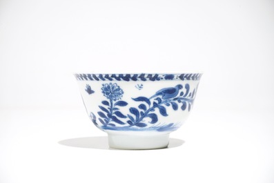 Une tasse et soucoupe en porcelaine de Chine bleu et blanc figurant La Vi&egrave;rge &agrave; l'Enfant, Kangxi
