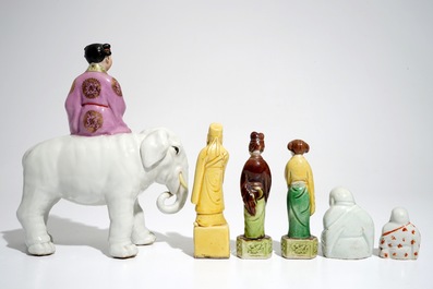 Zes diverse Chinese porseleinen beelden, w.o. een meisje op olifant, 19/20e eeuw