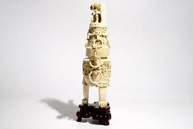 Un grand br&ucirc;le parfum en ivoire sculpt&eacute; sur socle en bois, Chine, d&eacute;but du 20&egrave;me