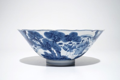 Un bol de forme conique en porcelaine de Chine bleu et blanc, marq et &eacute;poque de Kangxi