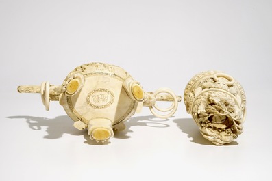 Un grand br&ucirc;le parfum en ivoire sculpt&eacute; sur socle en bois, Chine, d&eacute;but du 20&egrave;me