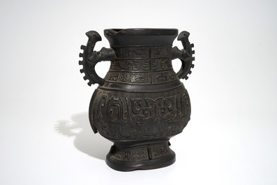 Un vase de forme hu archa&iuml;stique en bronze, 19&egrave;me