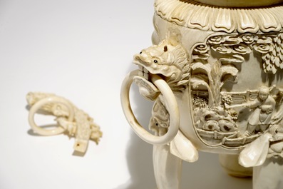 Un grand br&ucirc;le parfum en ivoire sculpt&eacute; sur socle en bois, Chine, d&eacute;but du 20&egrave;me