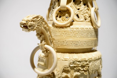 Un grand br&ucirc;le parfum en ivoire sculpt&eacute; sur socle en bois, Chine, d&eacute;but du 20&egrave;me