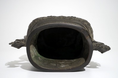 Un vase de forme hu archa&iuml;stique en bronze, 19&egrave;me