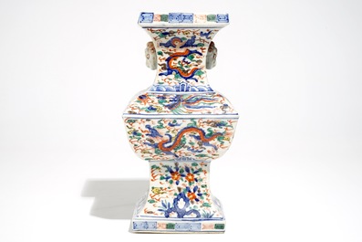 Un vase de forme gu en porcelaine de Chine wucai, 19/20&egrave;me
