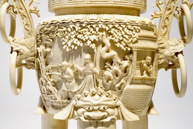 Un grand br&ucirc;le parfum en ivoire sculpt&eacute; sur socle en bois, Chine, d&eacute;but du 20&egrave;me
