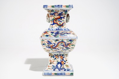 Un vase de forme gu en porcelaine de Chine wucai, 19/20&egrave;me