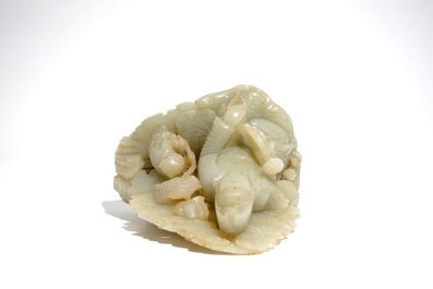 Un groupe en jade c&eacute;ladon sculpt&eacute; figurant une Guanyin avec un gar&ccedil;on, 19/20&egrave;me