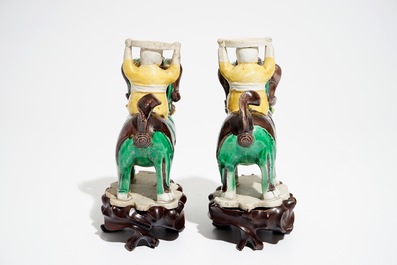 Une paire de porte-encens en biscuit famille verte, Chine, Kangxi