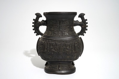 Un vase de forme hu archa&iuml;stique en bronze, 19&egrave;me
