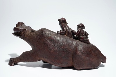 Un mod&egrave;le d'un buffle en bois sculpt&eacute; et un plateau en bois aux anses en argent, Chine, 19&egrave;me