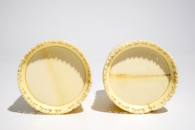 Een paar Chinese ivoren penselenbekers met figurendecor, 19e eeuw