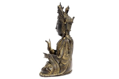 Un mod&egrave;le de Guanyin assis en bronze, Chine, Ming