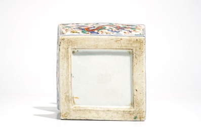Un vase de forme gu en porcelaine de Chine wucai, 19/20&egrave;me