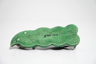 Een Chinees verte biscuit model van een draak op artemisiablad, Kangxi