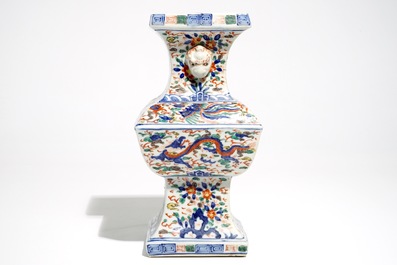 Un vase de forme gu en porcelaine de Chine wucai, 19/20&egrave;me