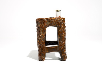 Un mod&egrave;le miniature d'un bureau de lettr&eacute; en porcelaine de Chine polychrome, ca. 1900