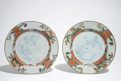 A Chinese famille verte vase and a pair of plates, Kangxi