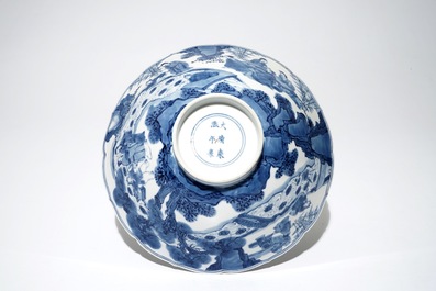 Un bol de forme conique en porcelaine de Chine bleu et blanc, marq et &eacute;poque de Kangxi