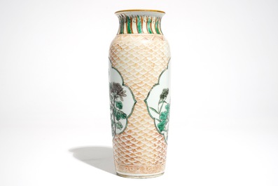 Een Chinese wucai rouleau vaas met florale medaillons, Transitie periode