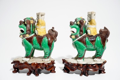 Une paire de porte-encens en biscuit famille verte, Chine, Kangxi