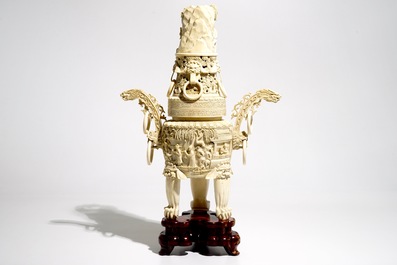 Un grand br&ucirc;le parfum en ivoire sculpt&eacute; sur socle en bois, Chine, d&eacute;but du 20&egrave;me