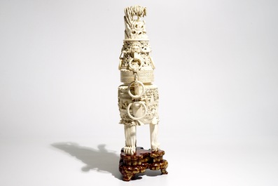 Un grand br&ucirc;le parfum en ivoire sculpt&eacute; sur socle en bois, Chine, d&eacute;but du 20&egrave;me
