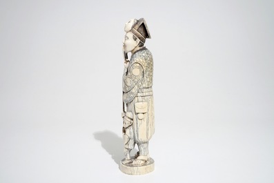 A Japanese ivory okimono of a pipesmoker, Meiji/Taisho, early 20th C., signed