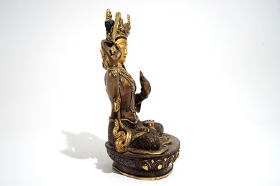 Un mod&egrave;le de Manjusri en bronze incrust&eacute; de corail et turquoise, 19/20&egrave;me