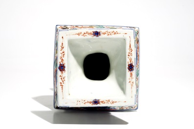 Un vase de forme gu en porcelaine de Chine wucai, 19/20&egrave;me