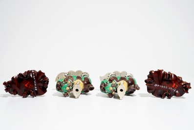 Une paire de porte-encens en biscuit famille verte, Chine, Kangxi