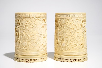 Een paar Chinese ivoren penselenbekers met figurendecor, 19e eeuw