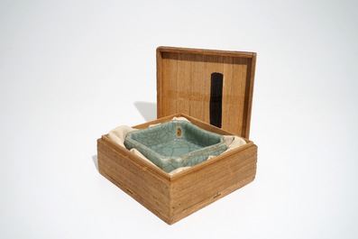 A Chinese ge-type crackle-glazed square brushwasher, Qianlong mark, 19/20th C.